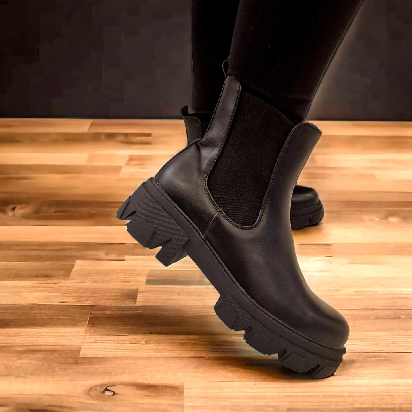 SORTE DAMEBOOTS MED ELASTISKE SIDER OG TYKK SÅLE - KLASSISK OG TRENDY BOOTS DESIGN