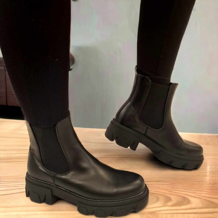 SORTE DAMEBOOTS MED ELASTISKE SIDER OG TYKK SÅLE - KLASSISK OG TRENDY BOOTS DESIGN