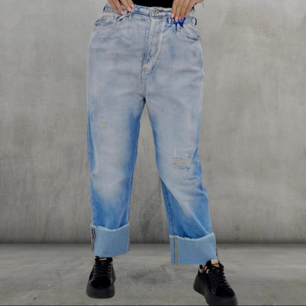 Baggy jeans dame i lys blå denim med slitte detaljer og oppbrett. Tilgjengelig i størrelser S, M og L. Laget av høykvalitets bomull med en løs og komfortabel passform. Perfekt for en trendy streetwear-look!