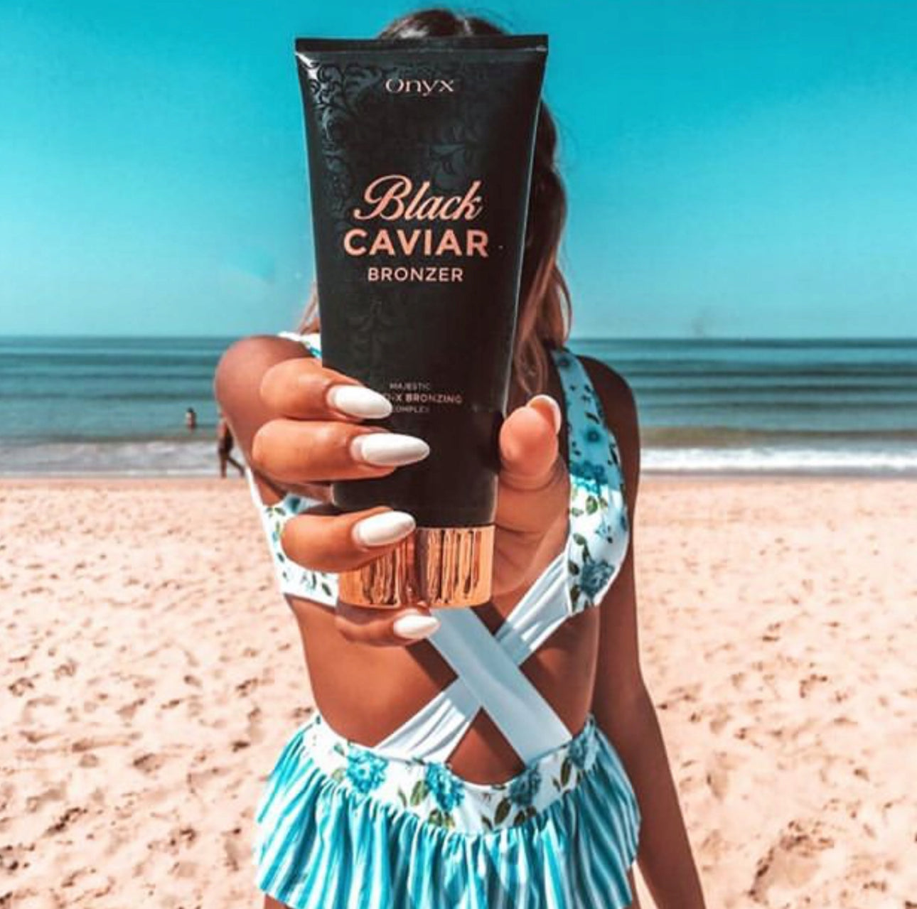 Onyx Black Caviar Bronzer 200ml – Intens mørk solariumsbronzer med Majestic Multi-X Bronzing Complex. Sort og gull emballasje, beriket med sheasmør, arganolje og koffein for dyp fuktighet og jevn brunfarge. Perfekt for solariumsbruk uten skjolder.