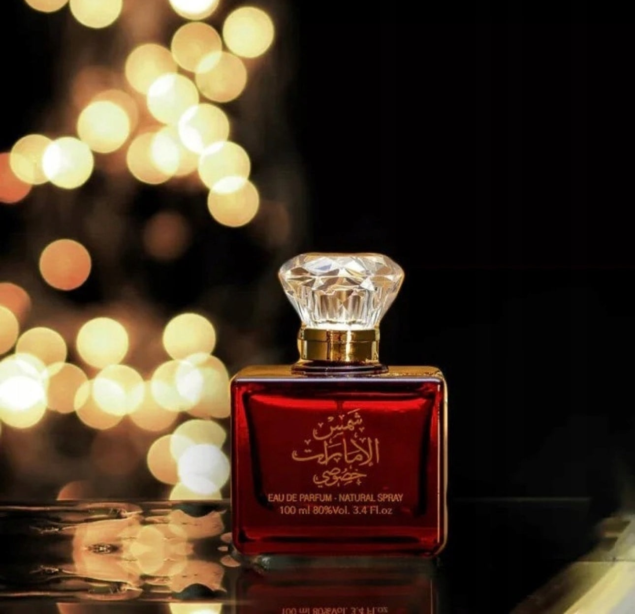 Ard Al Zaafaran Shams Al Emarat Khususi 100 ml – luksuriøs arabisk parfyme for kvinner med orientalske noter av mandarin, eple, vanilje, rose, oud og sandeltre. Elegant rød flaske med gull-detaljer, perfekt som gave.