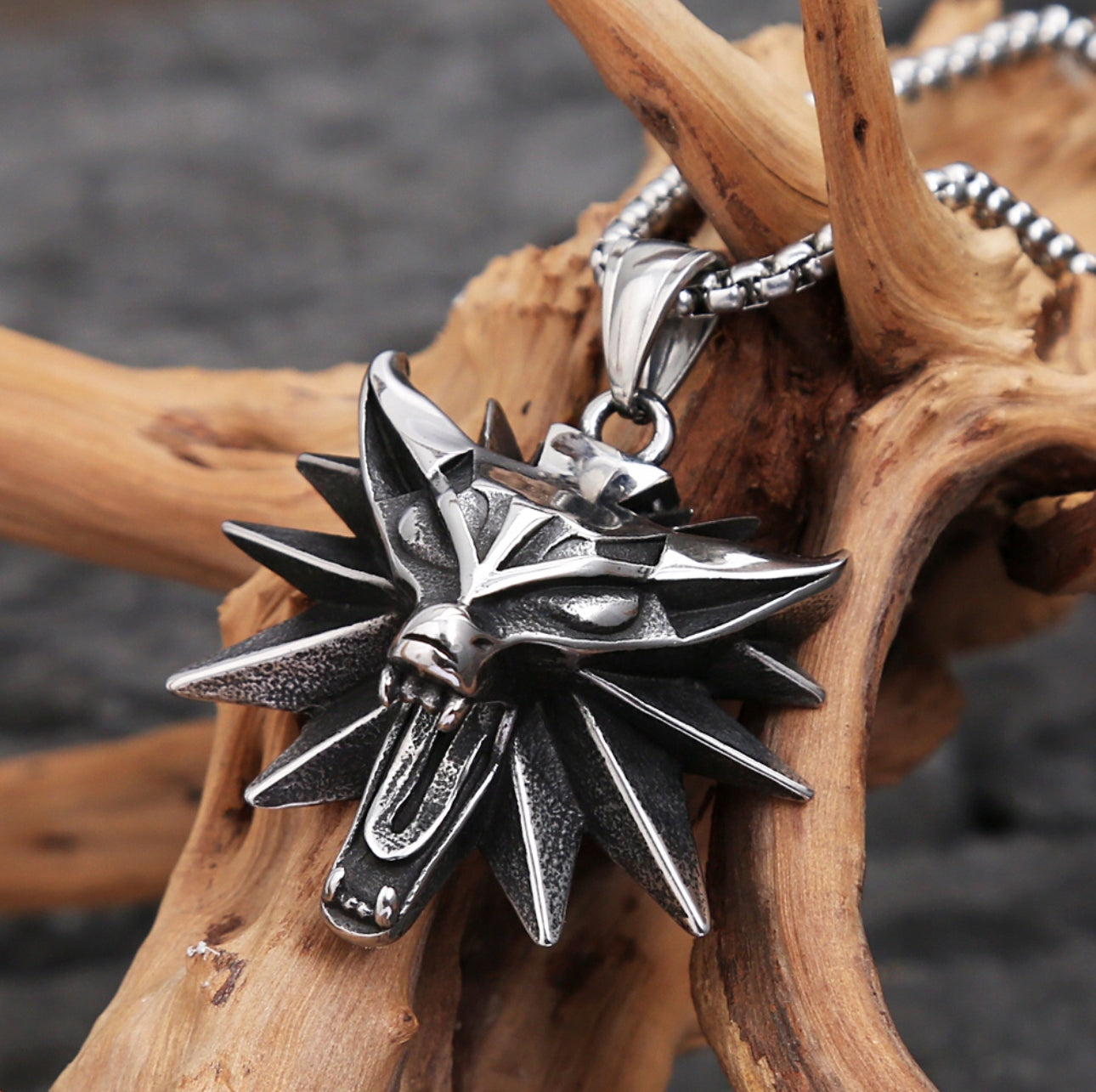 Witcher ulvemedaljong – Halskjede i rustfritt stål 316L | Sølvfarget | Anheng: 4,5 cm x 3,5 cm | Detaljert design | Perfekt gave til Witcher-fans & samlere