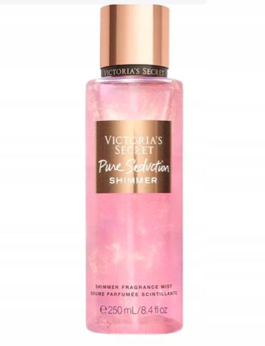 Victoria’s Secret Pure Seduction Shimmer Body Mist 250 ml – glitrende kroppsspray med fruktig og blomstrende duft. Rosa flaske med skimmer for en strålende finish. Perfekt for daglig bruk.