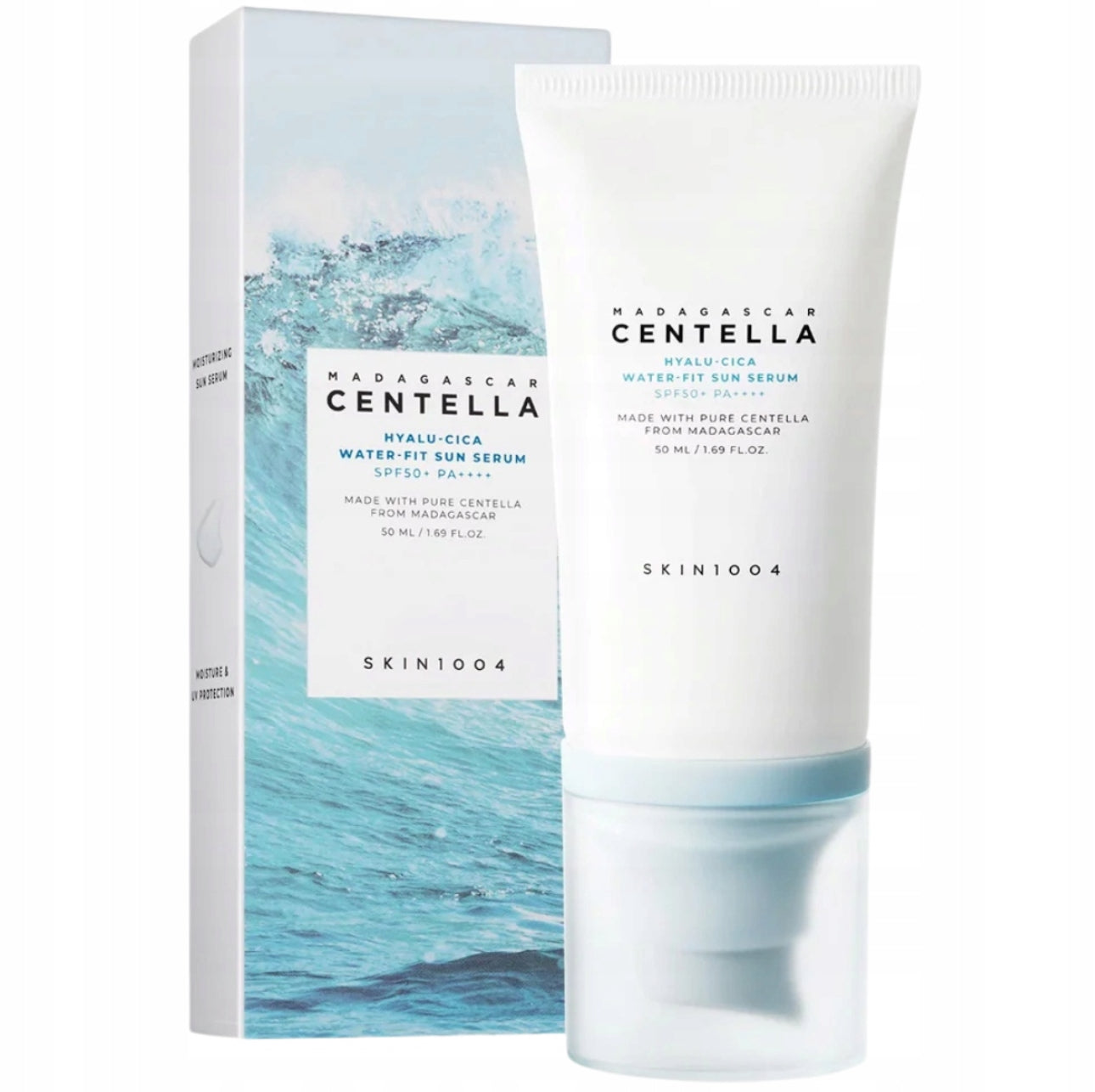 SKIN1004 Madagascar Centella Water-Fit Sun Serum SPF50+ PA++++ – lettvektig solkrem med Centella Asiatica-ekstrakt for intens fuktighet og beroligende effekt. Inneholder hyaluronsyre og antioksidanter for beskyttelse mot frie radikaler. Perfekt for sensitiv, fet og kombinasjonshud. 50 ml, hvit tube med blå detaljer.