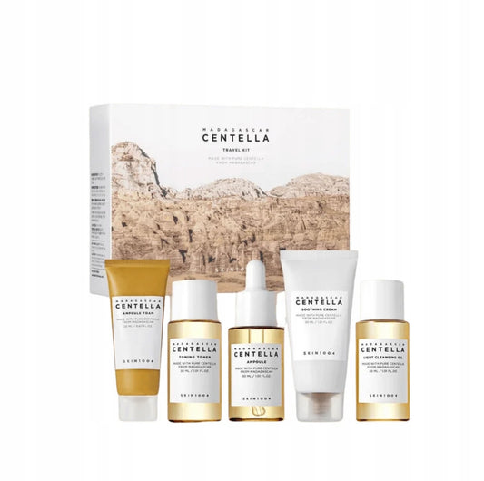 SKIN1004 Madagascar Centella Travel Kit – komplett hudpleiesett i reisestørrelse (5 produkter á 20-30 ml). Inneholder ansiktsrens, toner, ampulle, fuktighetskrem og renseolje. Naturlige ingredienser med Centella Asiatica for beroligende og fuktighetsgivende effekt. Perfekt for sensitiv hud.