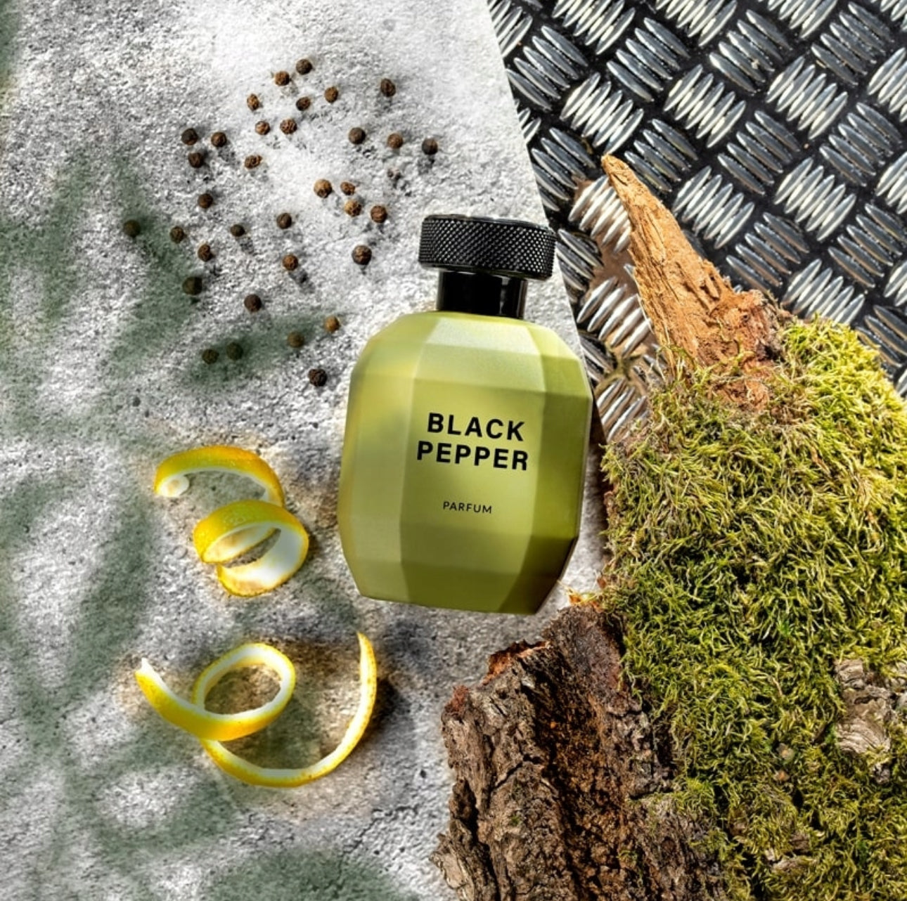 Black Pepper Eau de Parfum for Men 100ml – en elegant og maskulin herreparfyme med krydrede noter av sort pepper, bergamott og vetiver. Eksklusiv svart flaske med metallisk kork for en luksuriøs opplevelse. Perfekt for både hverdagsbruk og spesielle anledninger.