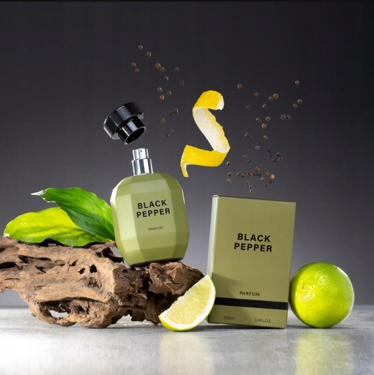 Black Pepper Eau de Parfum for Men 100ml – en elegant og maskulin herreparfyme med krydrede noter av sort pepper, bergamott og vetiver. Eksklusiv svart flaske med metallisk kork for en luksuriøs opplevelse. Perfekt for både hverdagsbruk og spesielle anledninger.