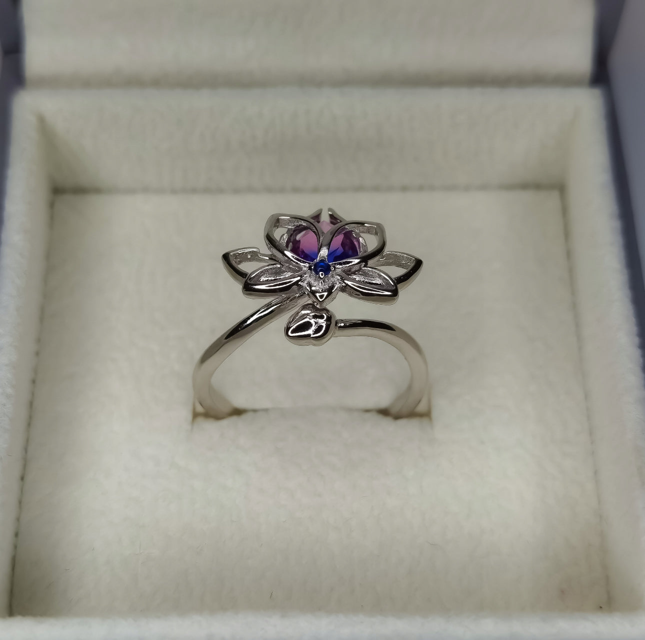 ELEGANT LOTUS RING I 925 SØLV – JUSTERBAR MED BLÅ TURMALIN