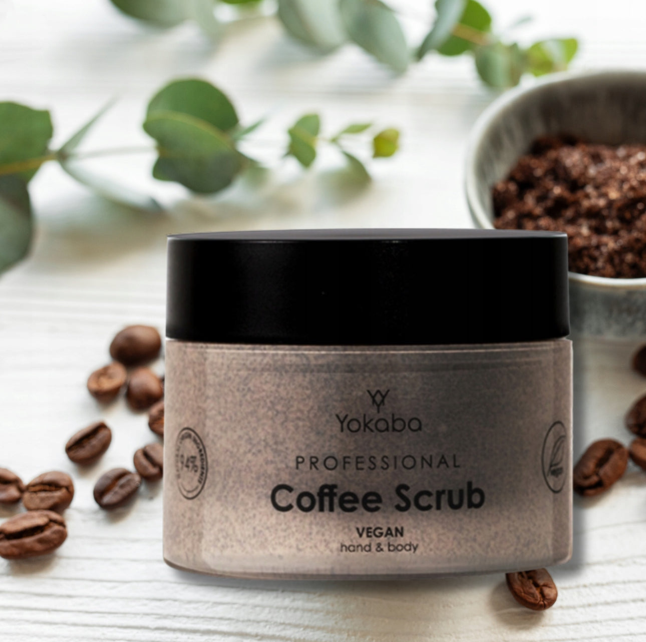 Yokaba Coffee Scrub – vegansk kroppsskrubb med finmalte kaffebønner, 200 g. Fuktighetsgivende eksfoliering for silkemyk hud. Naturlige ingredienser som kokosolje, olivenolje og vitamin E. Perfekt for tørr og sensitiv hud.