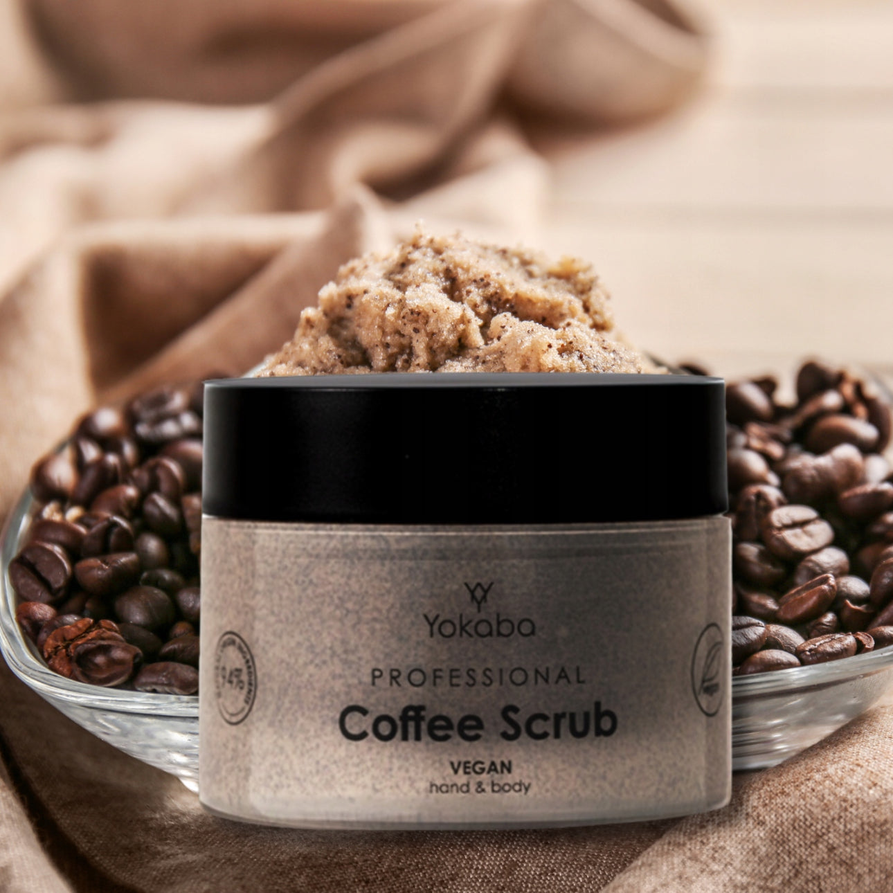 Yokaba Coffee Scrub – vegansk kroppsskrubb med finmalte kaffebønner, 200 g. Fuktighetsgivende eksfoliering for silkemyk hud. Naturlige ingredienser som kokosolje, olivenolje og vitamin E. Perfekt for tørr og sensitiv hud.