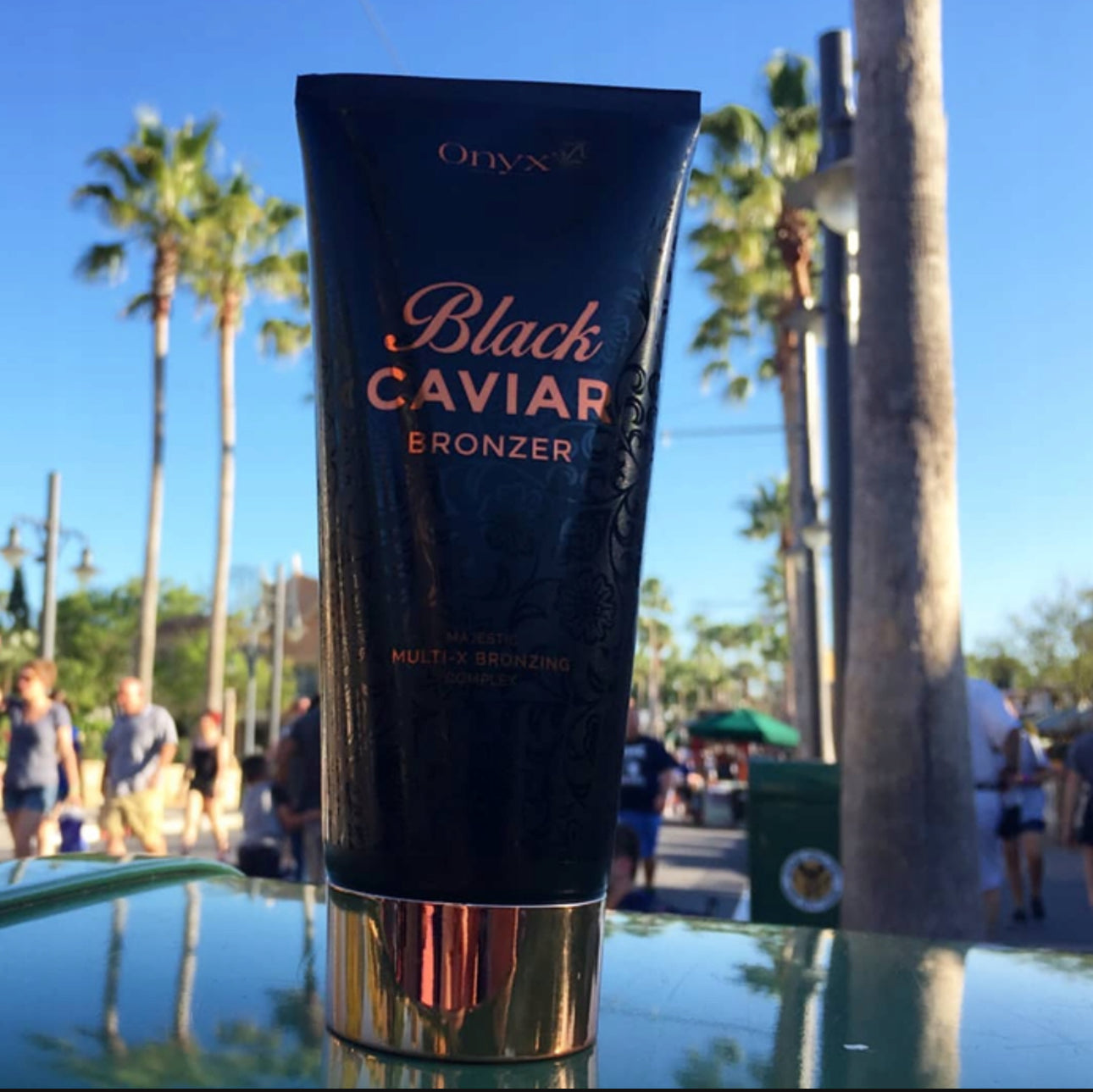 Onyx Black Caviar Bronzer 200ml – Intens mørk solariumsbronzer med Majestic Multi-X Bronzing Complex. Sort og gull emballasje, beriket med sheasmør, arganolje og koffein for dyp fuktighet og jevn brunfarge. Perfekt for solariumsbruk uten skjolder.