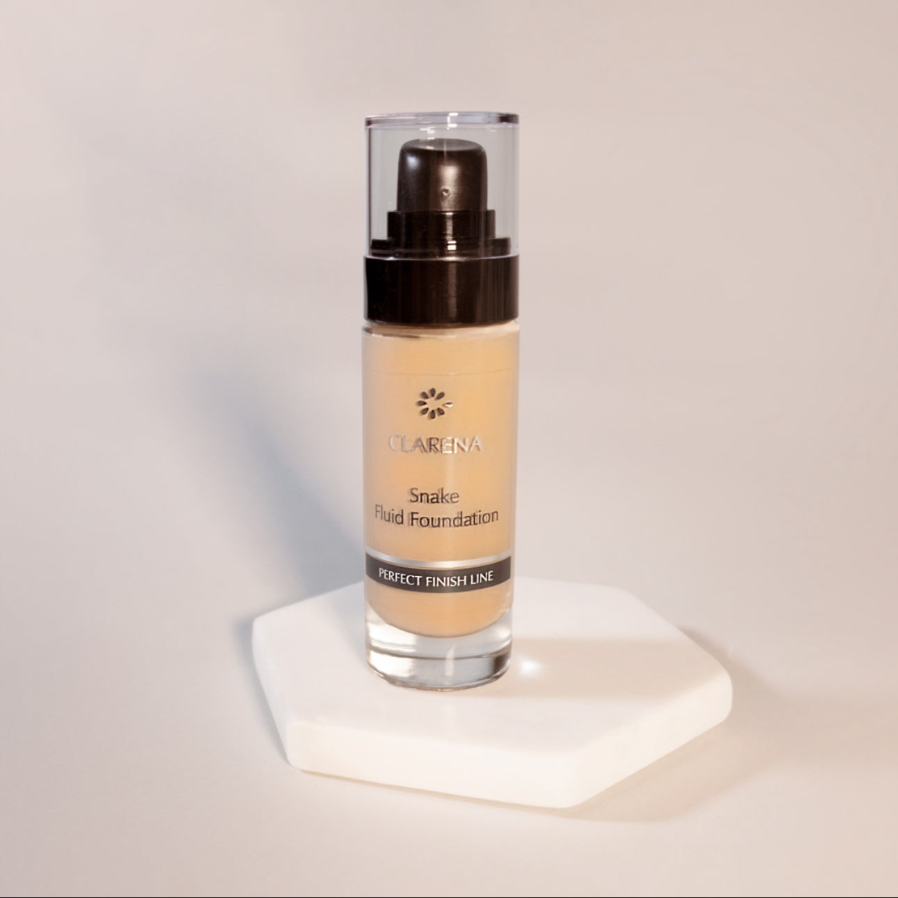 Clarena Snake Fluid Foundation Golden Tan 30 ml – Mattende og dekkende foundation med Syn-Ake for en silkemyk finish. Passer moden, kombinasjon og fet hud. Langvarig hold og naturlig look.