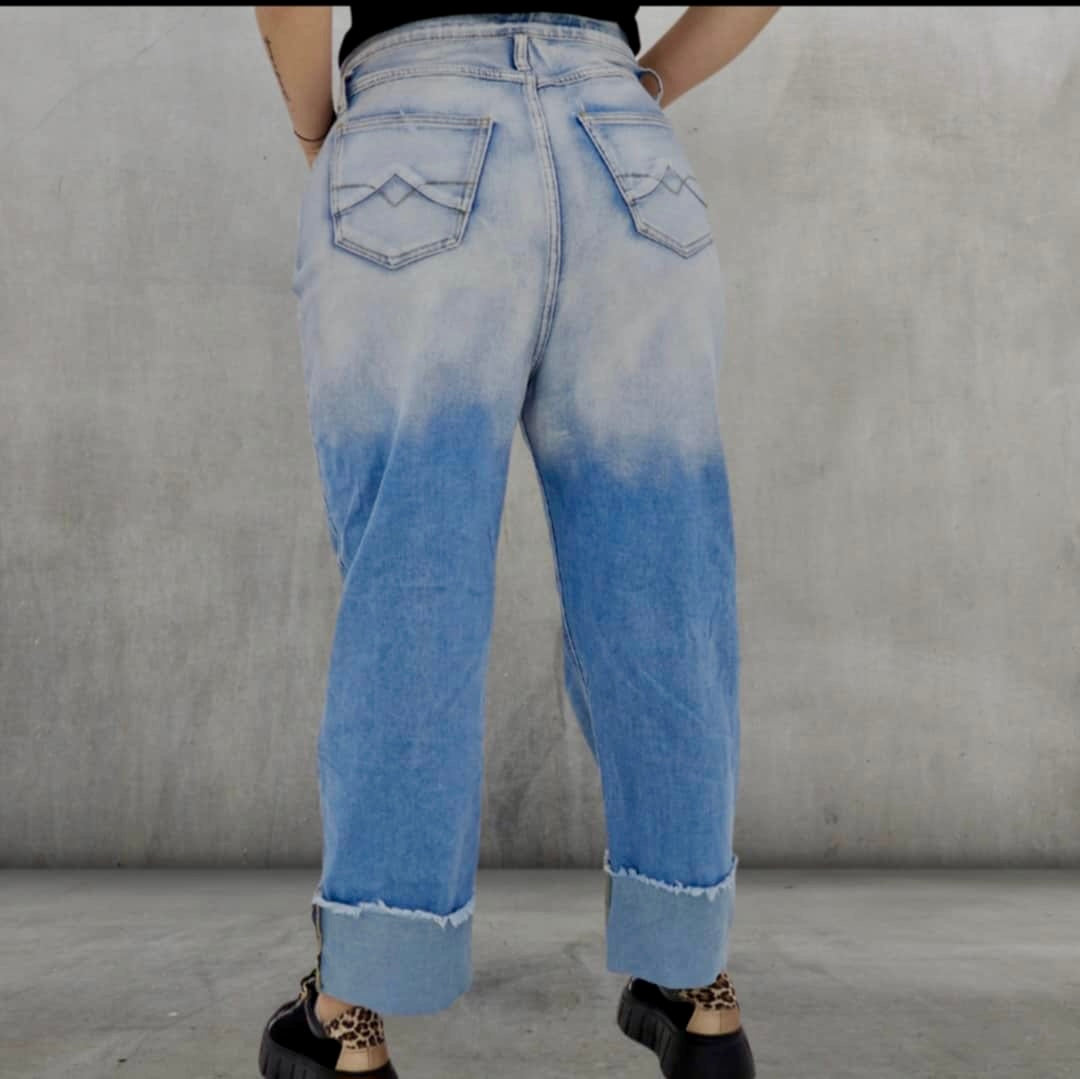 Baggy jeans dame i lys blå denim med slitte detaljer og oppbrett. Tilgjengelig i størrelser S, M og L. Laget av høykvalitets bomull med en løs og komfortabel passform. Perfekt for en trendy streetwear-look!