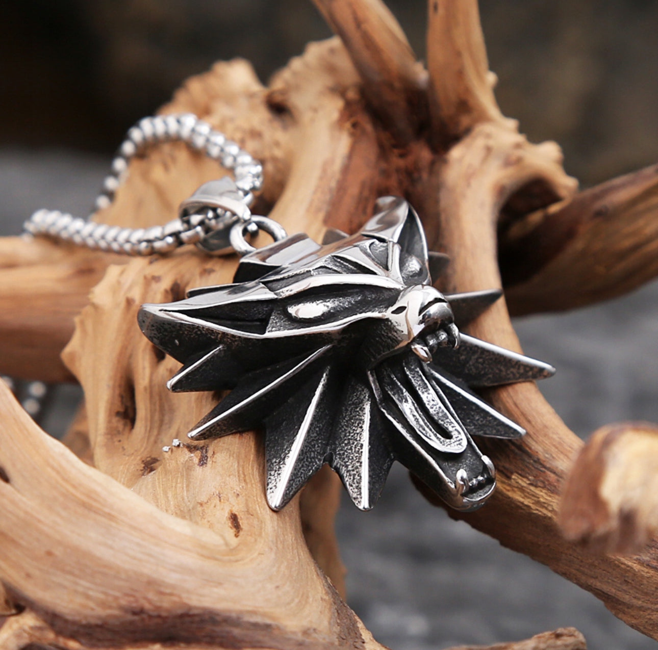 Witcher ulvemedaljong – Halskjede i rustfritt stål 316L | Sølvfarget | Anheng: 4,5 cm x 3,5 cm | Detaljert design | Perfekt gave til Witcher-fans & samlere