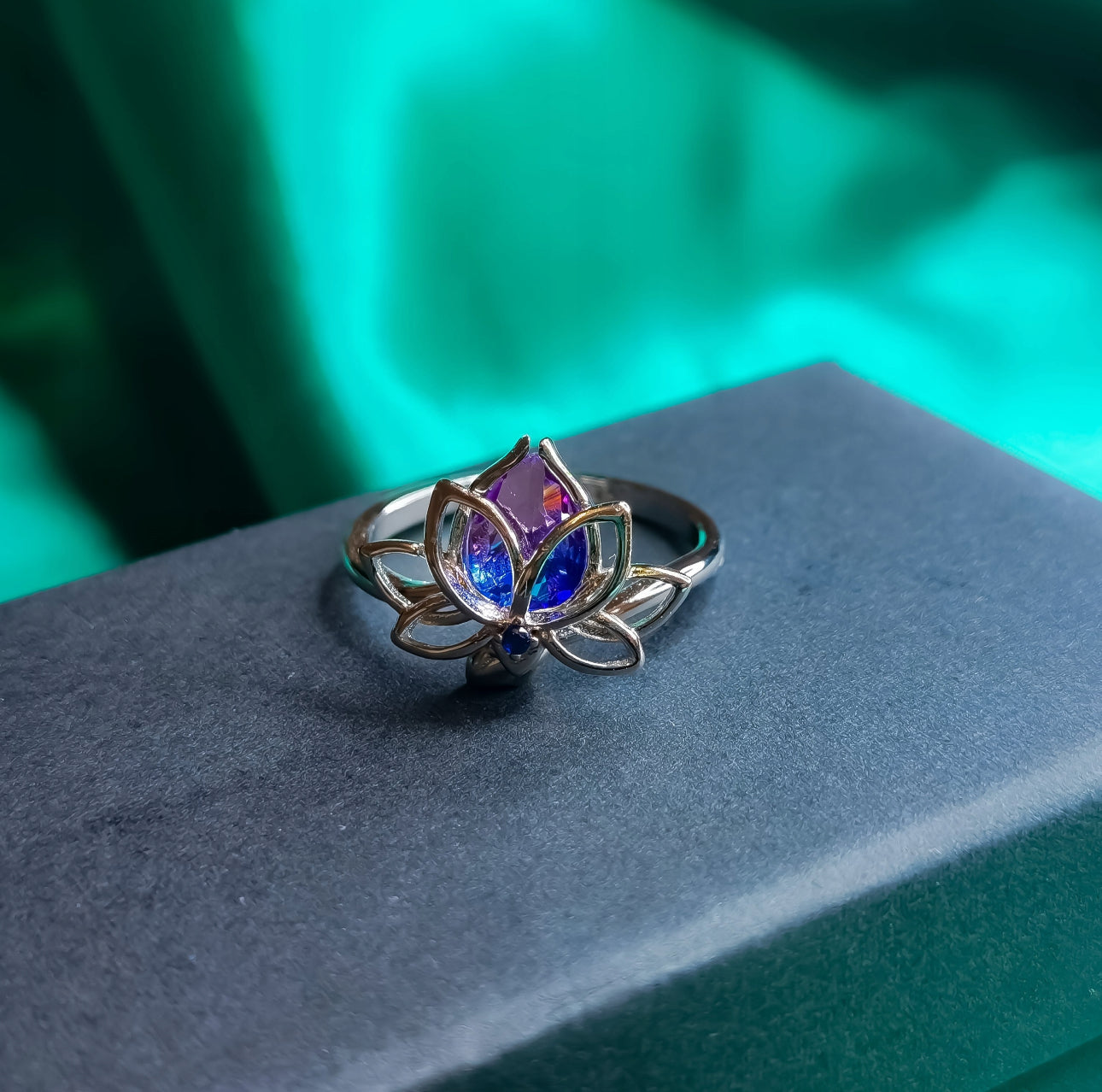 ELEGANT LOTUS RING I 925 SØLV – JUSTERBAR MED BLÅ TURMALIN