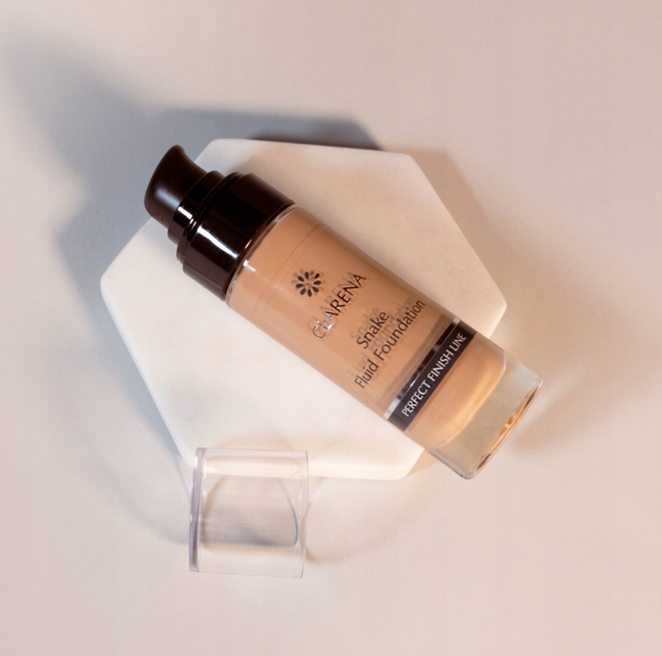 Snake Fluid Foundation Mocha 30ml – høydekkende og mattende foundation med løftende effekt. Perfekt for moden hud, gir jevn hudtone og langvarig hold. Passer til medium til mørke hudtoner.