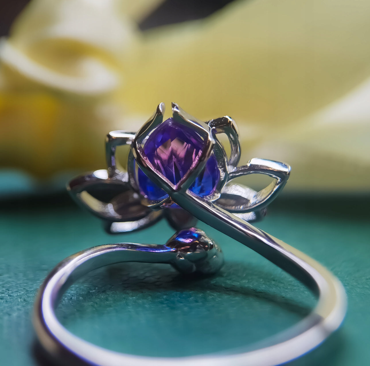 ELEGANT LOTUS RING I 925 SØLV – JUSTERBAR MED BLÅ TURMALIN