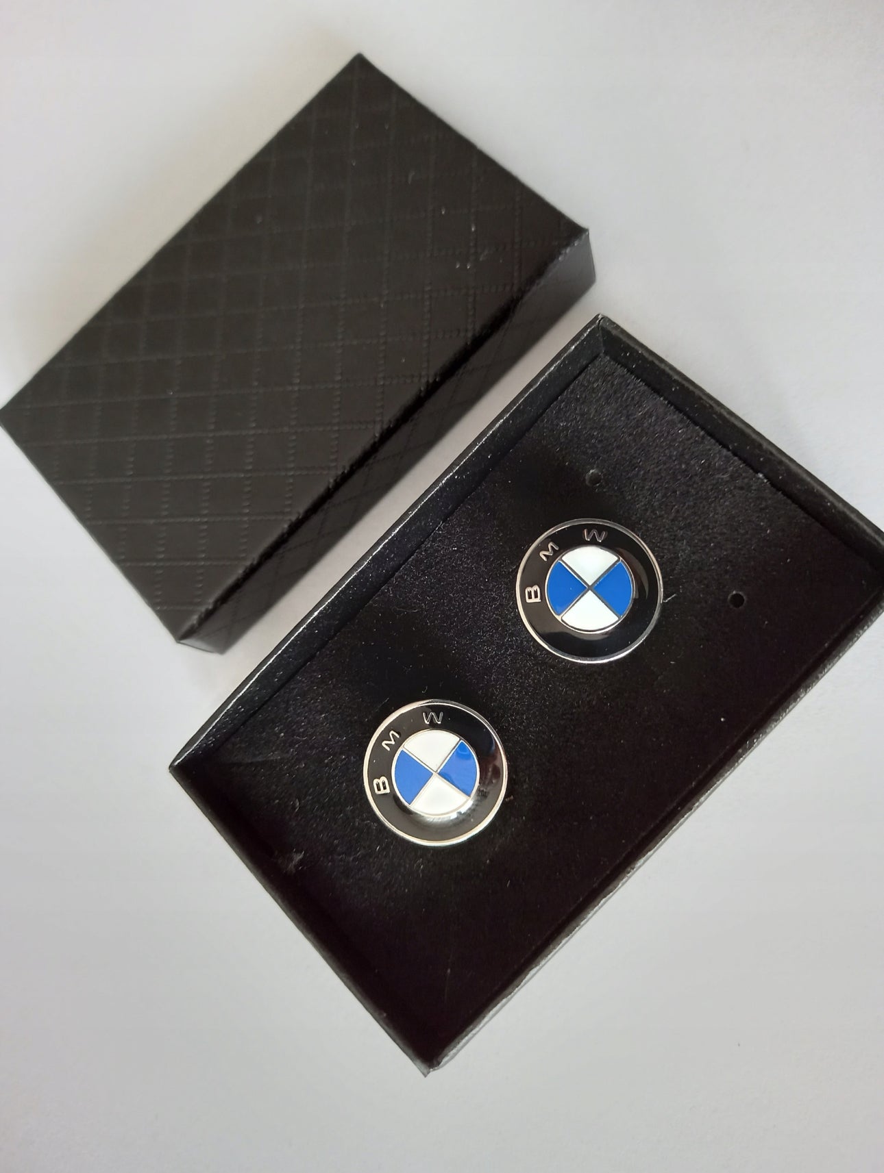 Elegante BMW mansjettknapper i polert sølvfarget metall. Størrelse: ca. 18 mm diameter. Farger: sølv, svart, blå og hvit. Laget av slitesterkt rustfritt stål med emaljedetaljer. Perfekt til dress og skjorte – ideell gave til bilentusiaster og stilbevisste menn.