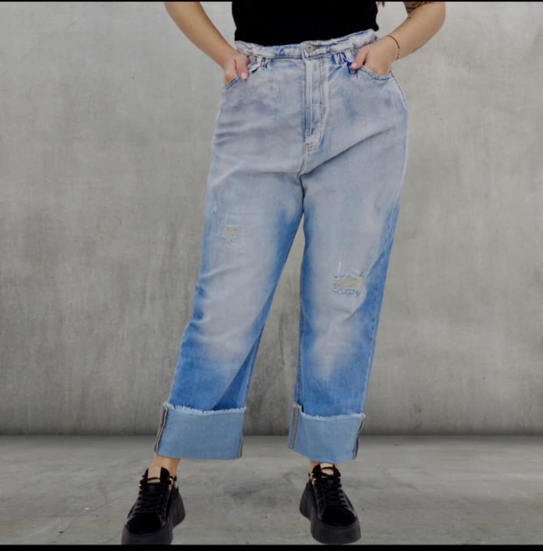 Baggy jeans dame i lys blå denim med slitte detaljer og oppbrett. Tilgjengelig i størrelser S, M og L. Laget av høykvalitets bomull med en løs og komfortabel passform. Perfekt for en trendy streetwear-look!