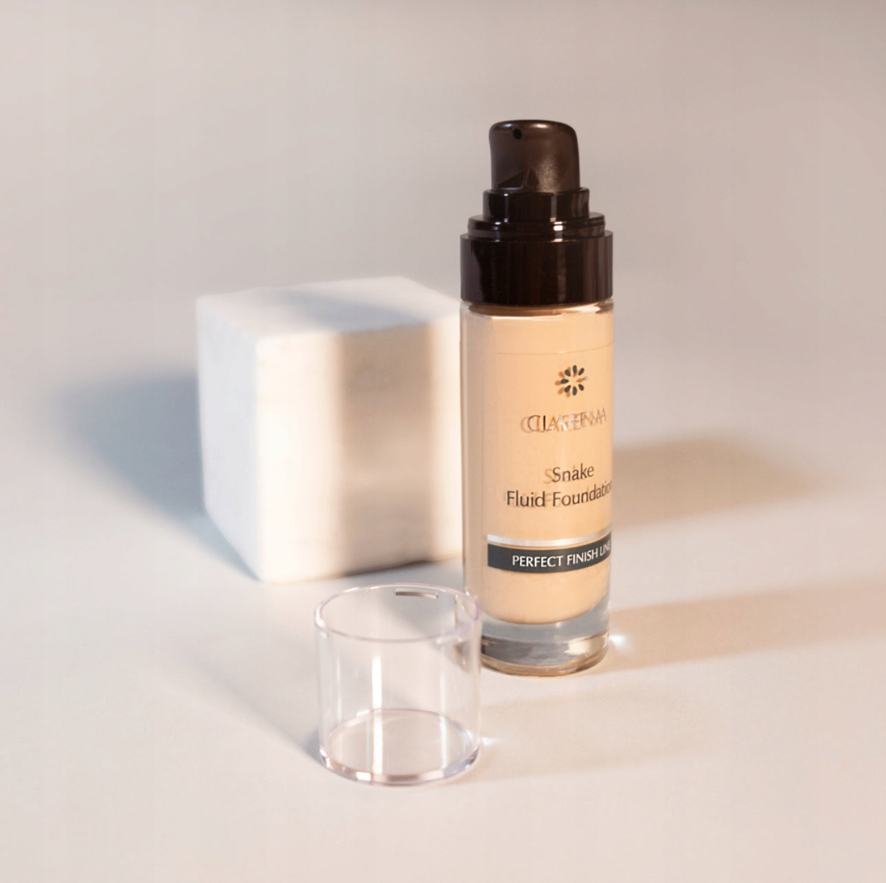 Clarena Snake Fluid Foundation Fair 30ml – Lifting & Mattifying Foundation
Lett foundation i fair nyanse, designet for å løfte, jevne ut og minimere rynker. Inneholder syntetisk slangepeptid (Syn-Ake) som gir en anti-aldringseffekt ved å redusere muskelkontraksjoner. Perfekt for moden, normal og kombinasjonshud. 30 ml i praktisk pumpeflaske for jevn påføring. Silkemyk tekstur, langvarig dekkevne og matt finish for en naturlig look.