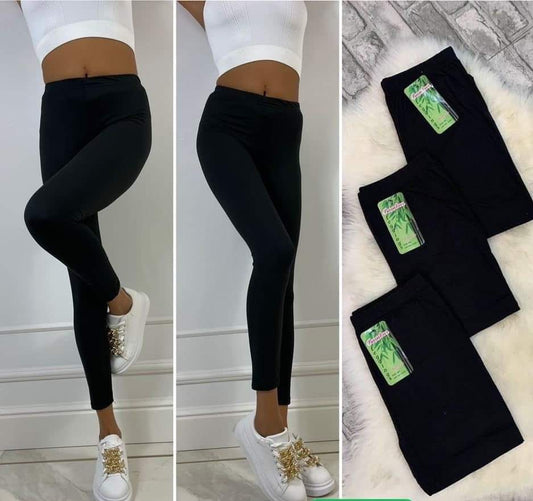 Kvinne iført utrolig populære bambus leggings i svart. Laget av mykt og pustende bambusmateriale med naturlig elastisitet for optimal komfort og bevegelsesfrihet. Tilgjengelig i størrelsene S/M, M/L, XL/2XL. Perfekte leggings for hverdagsbruk og avslapning.