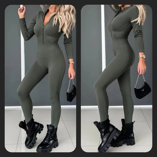 Trendy olivengrønn jumpsuit med glidelås og ribbestrikket design – figurnær passform som passer perfekt til XS-S-M. Stilig valg til både hverdags og festlige anledninger. Kombineres enkelt med boots for en edgy look.