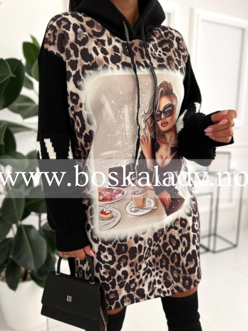 Leopardmønstret genserkjole med hette, one-size, brystvidde 120 cm, hofte 120 cm, lengde 90 cm, laget av myk og komfortabel bomullsmiks, perfekt for hverdagsbruk og casual stil.