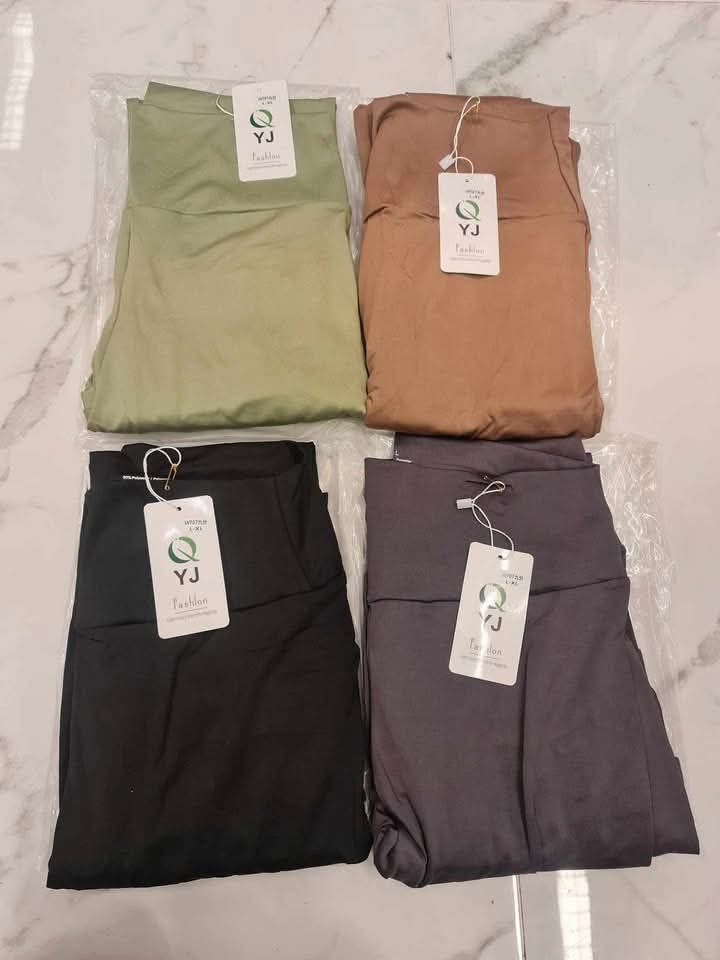 Leggings med høy midje i elastisk og pustende materiale. Farger: oliven, camel, grafitt og sort. Størrelser ML (midje 62-95 cm, hofte 90-115 cm) og LXL (midje 68-105 cm, hofte 95-120 cm). Perfekte til trening og hverdagsbruk.