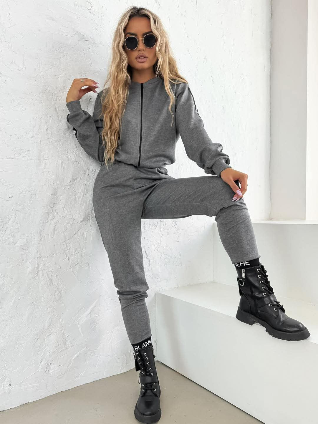 Trendy joggedress fra La Blanche i mykt og slitesterkt materiale. Tilgjengelig i størrelsene SM og LXL, med farger grafitt, sort og rød. High-waist bukser og lampas-detaljer for en stilig look. Perfekt for damehverdagsbruk.