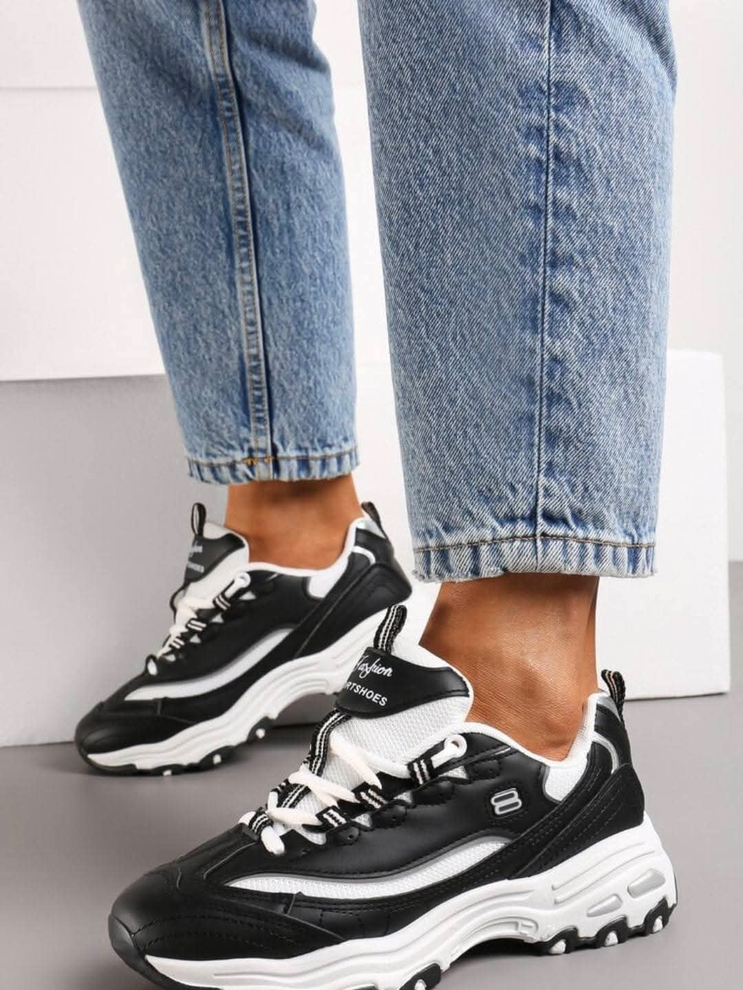 Trendy chunky sneakers dame – svart og hvit | Størrelser 36-41 | Komfortabel passform med ekstra demping | Materiale: pustende mesh, slitesterkt kunstskinn og gummisåle | Perfekt til hverdagsbruk og streetwear-stil.