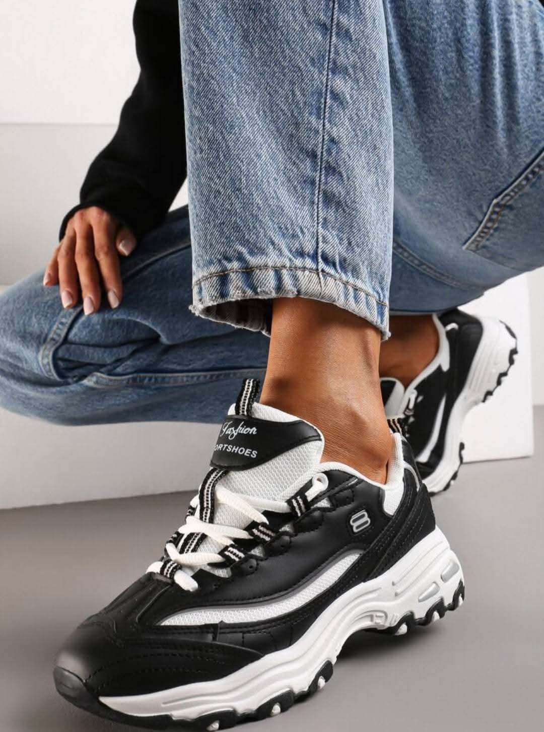 Trendy chunky sneakers dame – svart og hvit | Størrelser 36-41 | Komfortabel passform med ekstra demping | Materiale: pustende mesh, slitesterkt kunstskinn og gummisåle | Perfekt til hverdagsbruk og streetwear-stil.