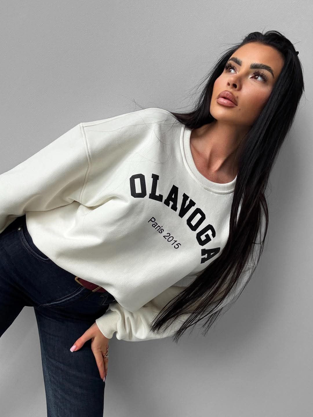 OLA VOGA Mari genser i hvit, laget av 70% bomull og 30% polyester. Komfortabel og trendy oversized passform, universell størrelse (bryst 110 cm, lengde 60 cm). Perfekt til hverdagsstil og streetwear.