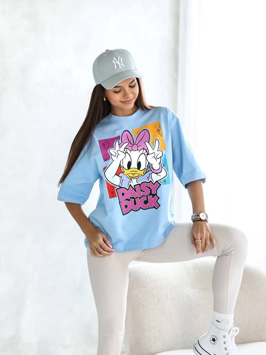 Blå oversized t-skjorte dame – Daisy Duck print | One size (110-115 cm bryst, 61 cm lengde) | Myk bomull for komfort | Perfekt til casual og streetwear-stil