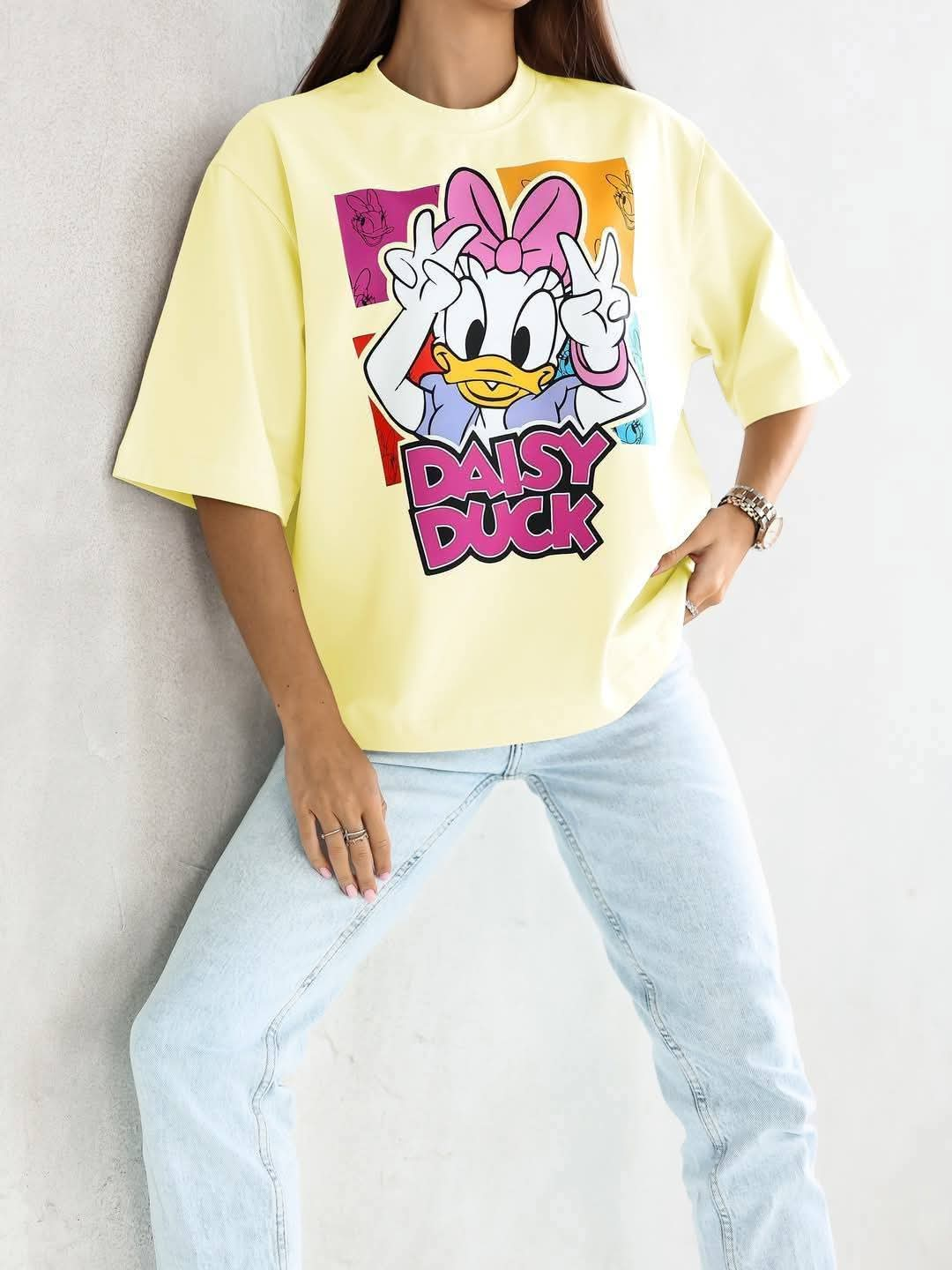 Gul oversized t-skjorte dame – Daisy Duck print | One size (110-115 cm bryst, 61 cm lengde) | Myk bomull for komfort | Perfekt til casual og streetwear-stil