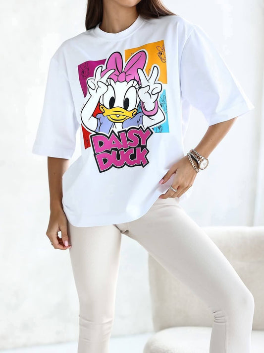 Hvit oversized t-skjorte dame – Daisy Duck print | One size (110-115 cm bryst, 61 cm lengde) | Myk bomull for komfort | Perfekt til casual og streetwear-stil