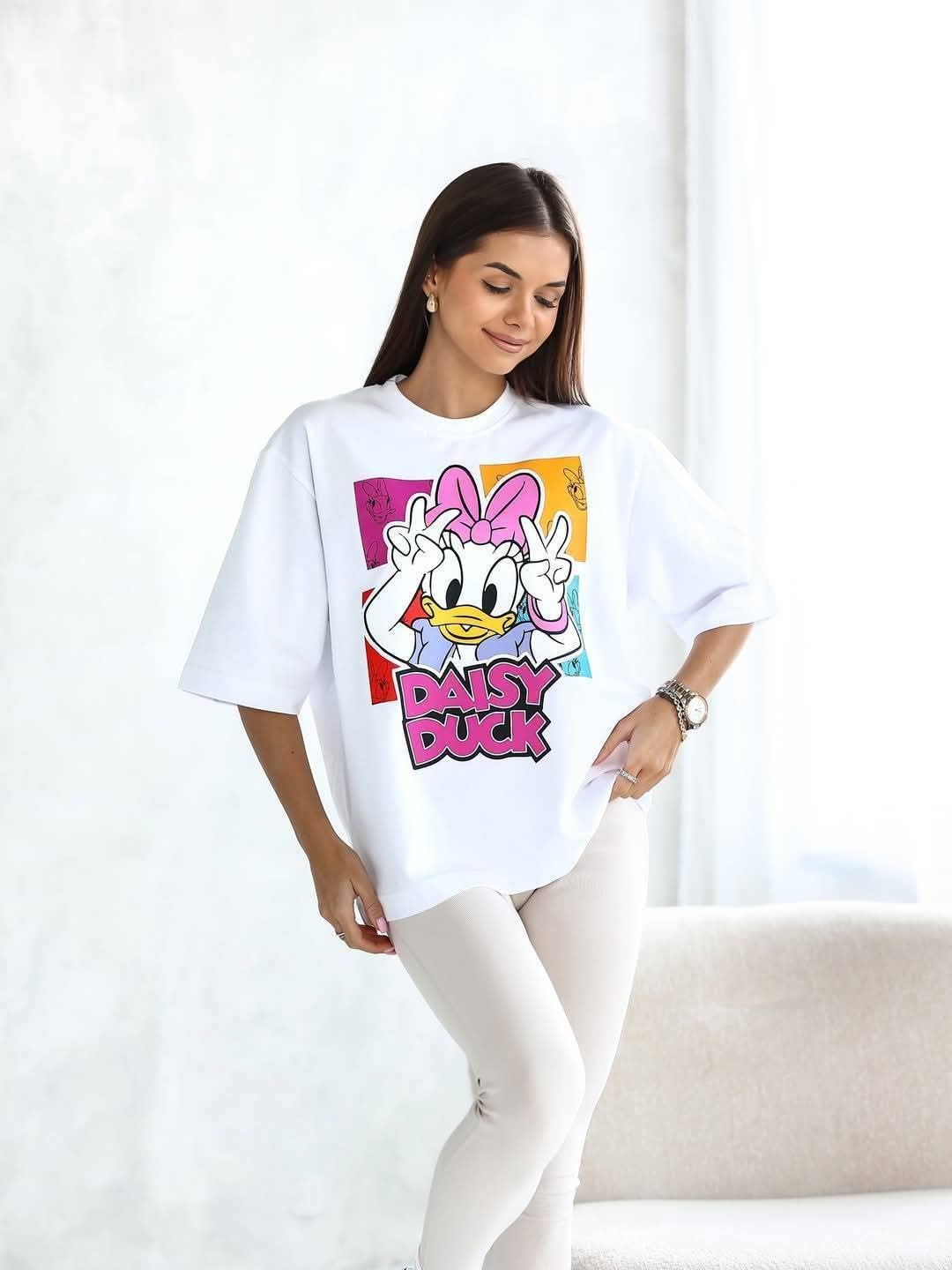 Hvit oversized t-skjorte dame – Daisy Duck print | One size (110-115 cm bryst, 61 cm lengde) | Myk bomull for komfort | Perfekt til casual og streetwear-stil