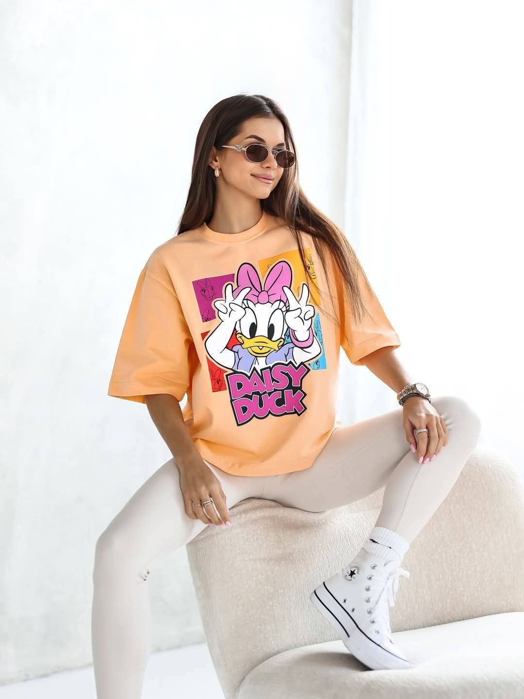 Oransje oversized t-skjorte dame – Daisy Duck print | One size (110-115 cm bryst, 61 cm lengde) | Myk bomull for komfort | Perfekt til casual og streetwear-stil