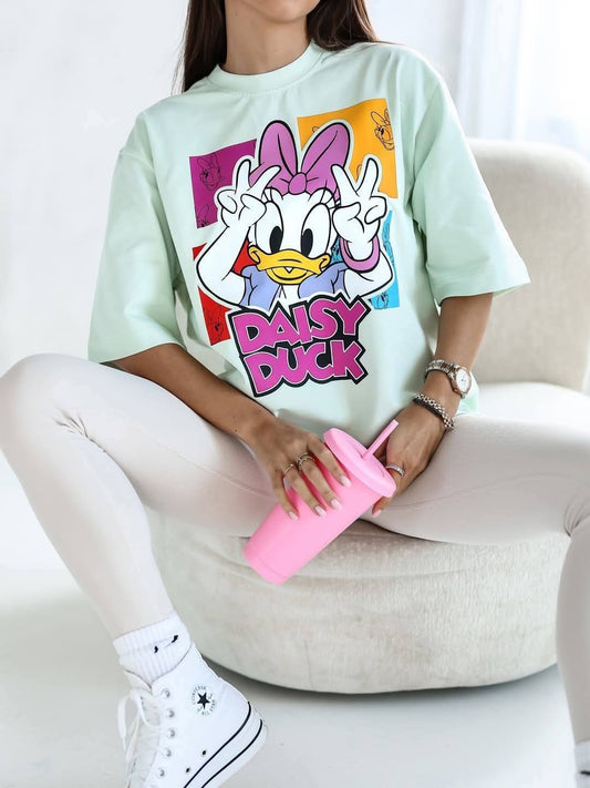 Pistasj oversized t-skjorte dame – Daisy Duck print | One size (110-115 cm bryst, 61 cm lengde) | Myk bomull for komfort | Perfekt til casual og streetwear-stil