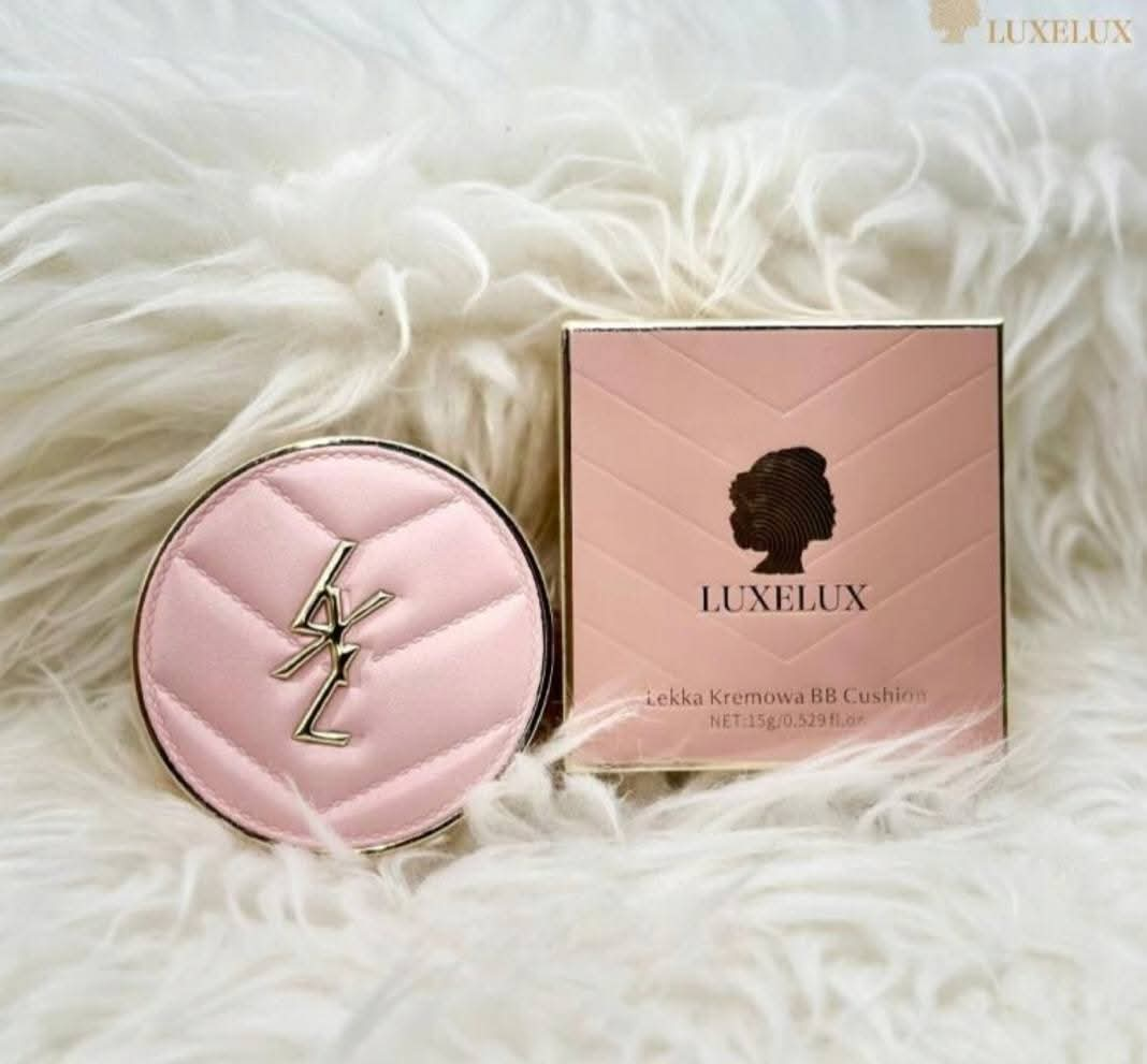 LUXELUX BB CUSHION FOUNDATION – 15G | ROSA DESIGN | LETT & FUKTIGHETSGIVENDE FORMEL

Eksklusiv BB cushion foundation i en elegant rosa innpakning. Lettvektig, fuktighetsgivende og langvarig dekkevne for en naturlig glød. Perfekt for alle hudtyper og gir en silkemyk finish. Størrelse: 15g.